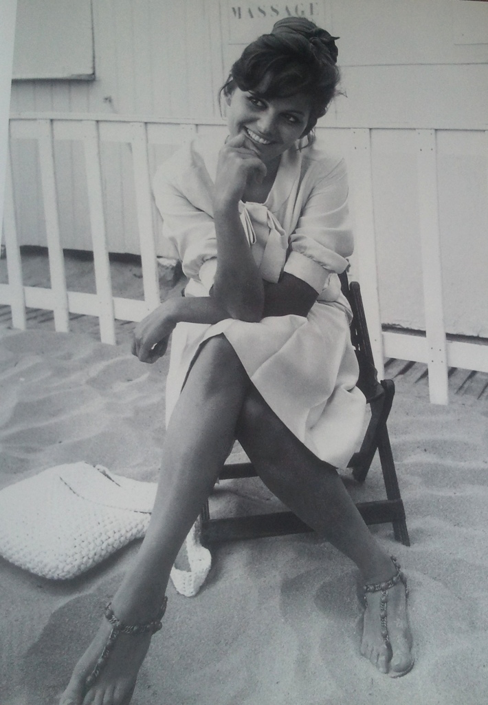 Claudia Cardinale, les pieds dans le sable à Cannes, 1963, l'année du "Guépard" de Visconti ©Edward Quinn.