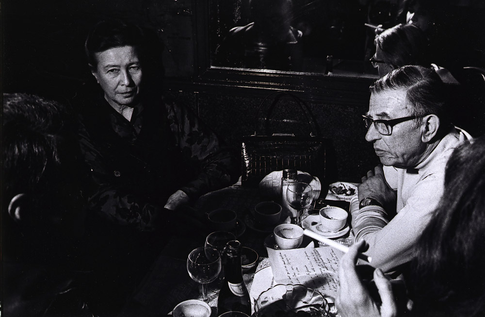 Jean-Paul Sartre le célèbre binoclard... plus qu'un accessoire, porter des hublots est un mode de vie. Même commander le menu au Café Flore devient un acte existentialiste... 