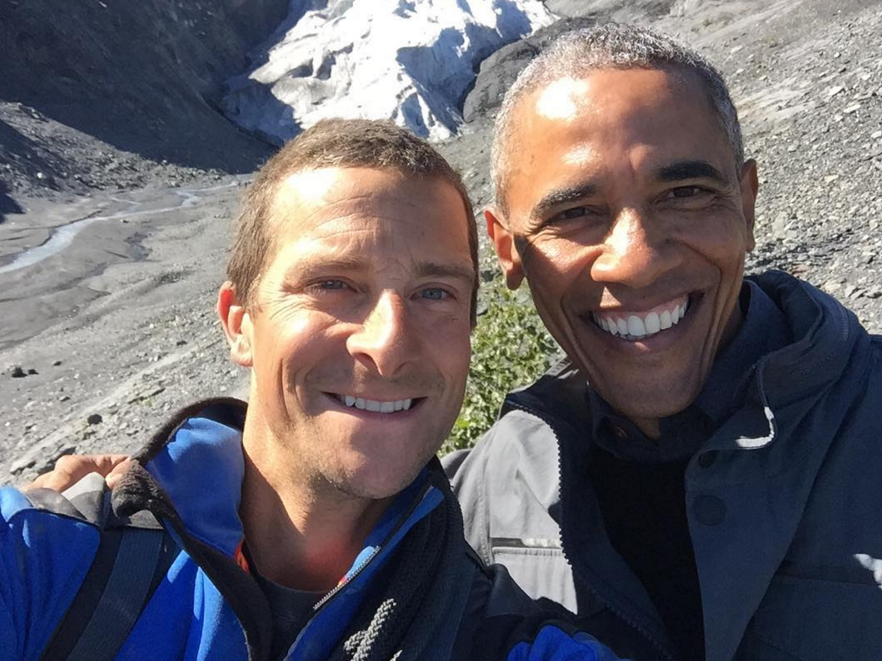 C'est encore Barack le plus beau... ou comment se faire torpiller avec ce photo bombing... Bear Grylls et Barack Obama sur le tournage de 'Seul face à la nature'. 